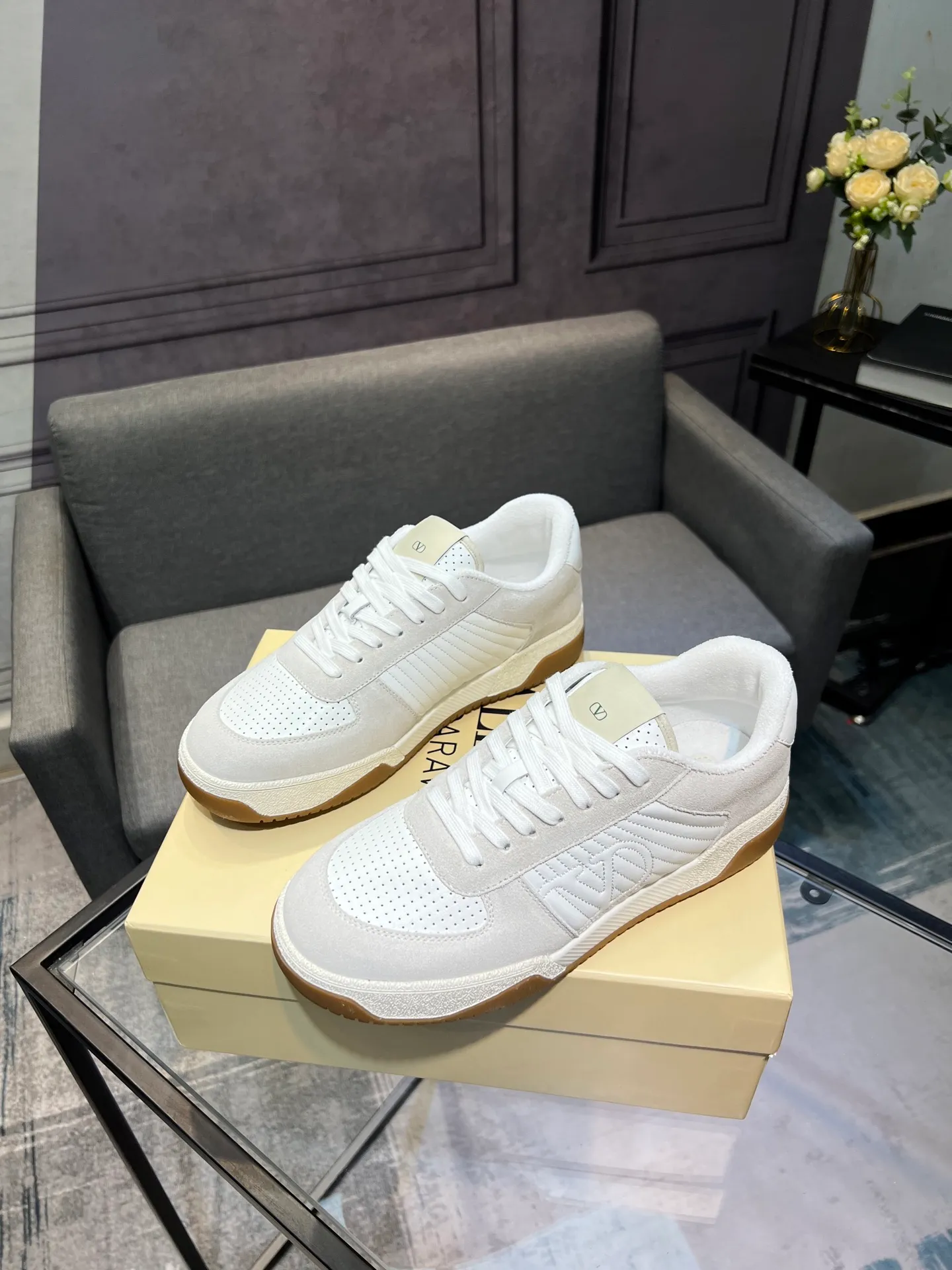 Men's shoes 💰720 VALENTINO Valentino 2025 popular casual sports shoes! 👍Fabric: Original custom punched + full-grain cowhide 👍Feet: cowhide + V-mark special injection insole (original 1:1) 👍Outsole: TPR+raw rubber combination wear-resistant outsole 👍Packaging: original beige full set of noble counter packaging 👍Code number: women's 35-41, men's 38-45 women's 40.41 men's 45.46 customized